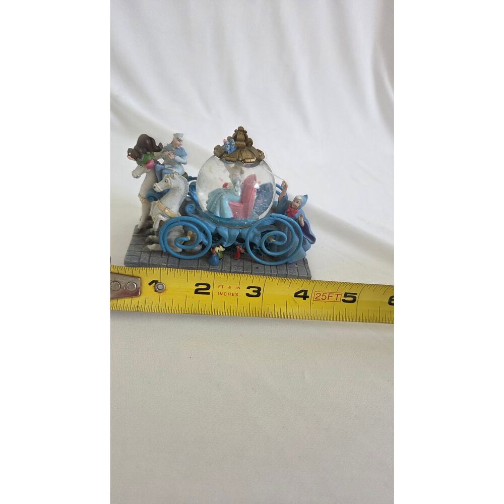 Vtg 2001 Walt Disney Snowglobe, Cinderella & Prince on horse drawn Carriage. - Picture 6 of 8